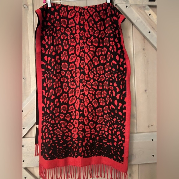 NWOT Reversible Leopard Print Fringe Scarf - Picture 4 of 6